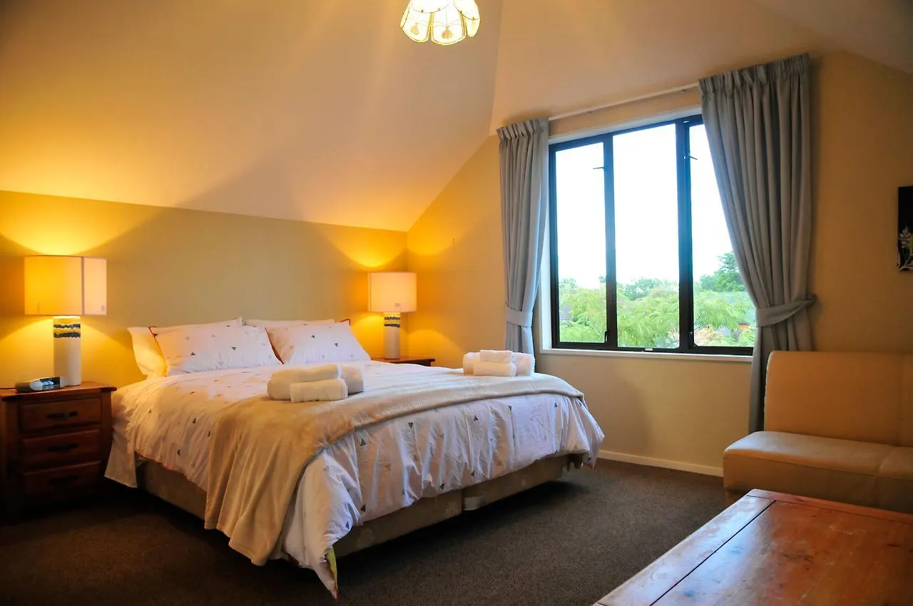 כרייסטצ'רץ' 3 Rooms At Jellie Park לינה וארוחת בוקר